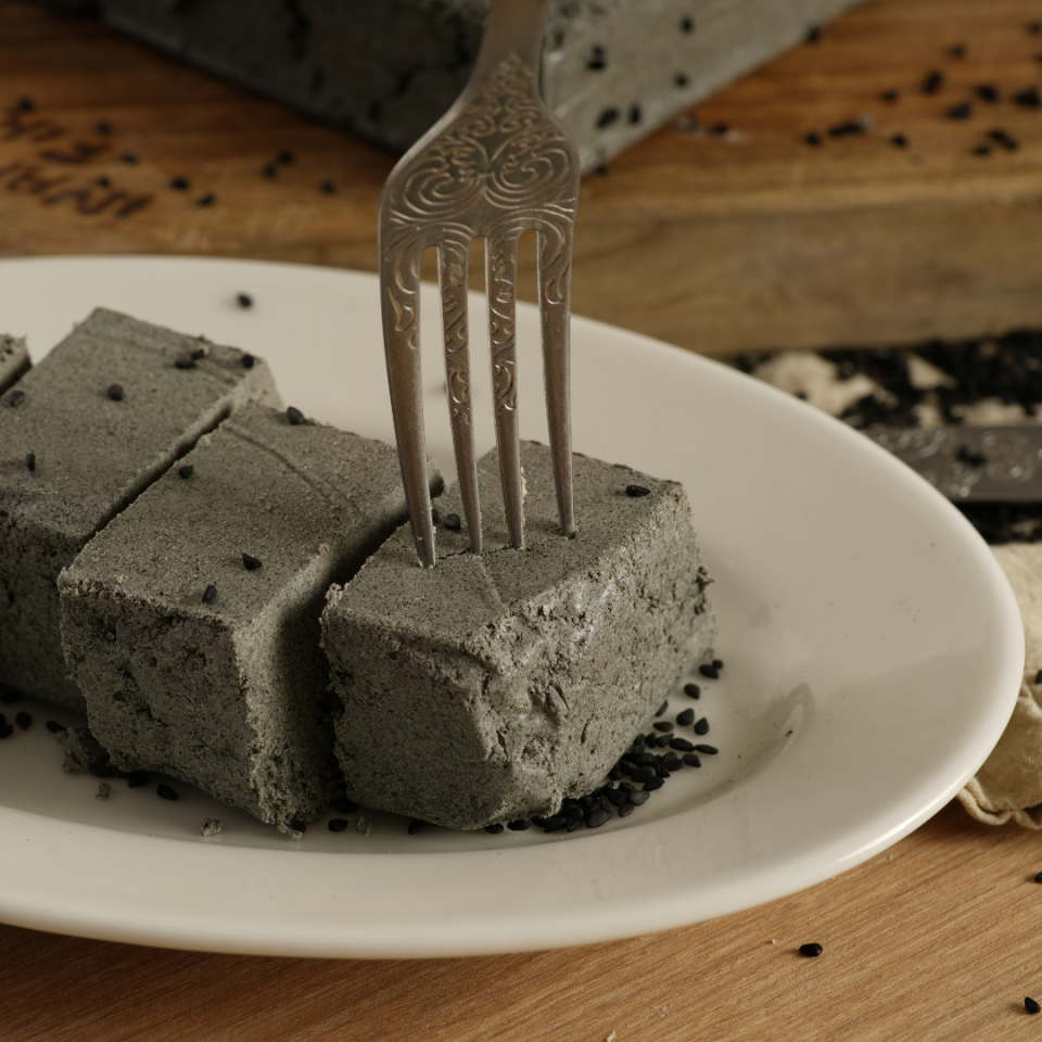 Siyah Tahin Helvası 500 gr - Siyah Susamdan Geleneksel & Katkısız Lezzet